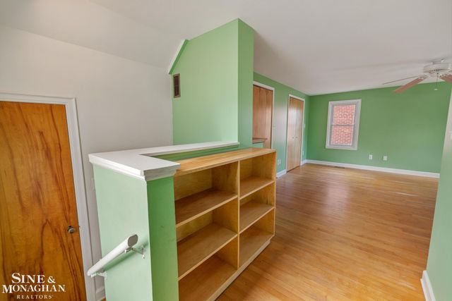 1242 Roslyn Road, Grosse Pointe Woods, MI 48236