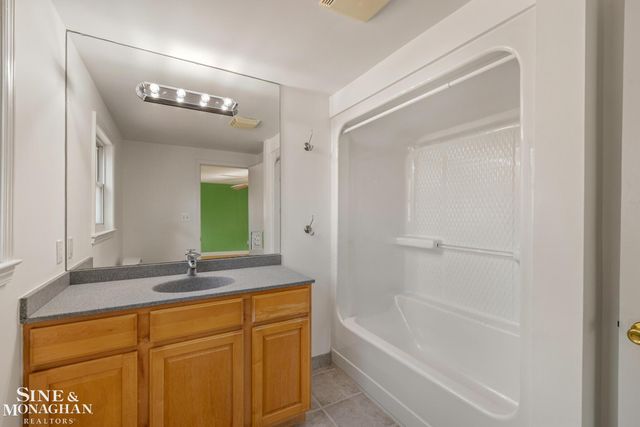 1242 Roslyn Road, Grosse Pointe Woods, MI 48236