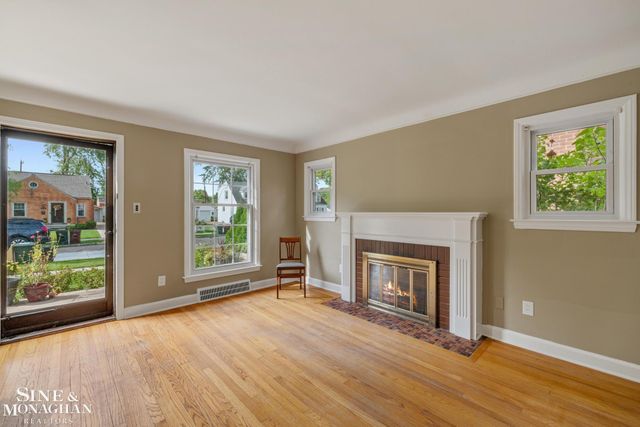 1242 Roslyn Road, Grosse Pointe Woods, MI 48236