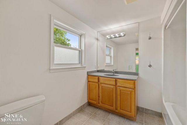 1242 Roslyn Road, Grosse Pointe Woods, MI 48236