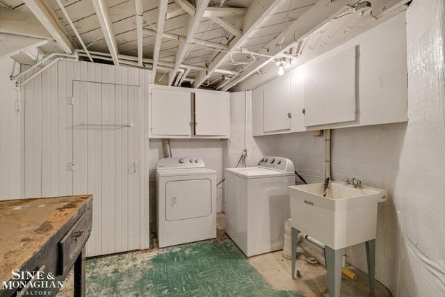 1242 Roslyn Road, Grosse Pointe Woods, MI 48236