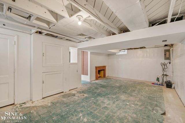 1242 Roslyn Road, Grosse Pointe Woods, MI 48236