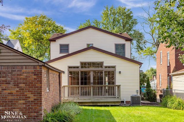 1242 Roslyn Road, Grosse Pointe Woods, MI 48236