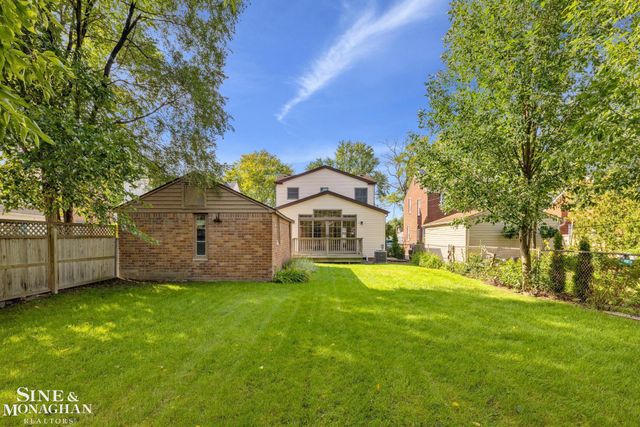 1242 Roslyn Road, Grosse Pointe Woods, MI 48236