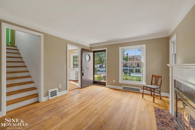 1242 Roslyn Road, Grosse Pointe Woods, MI 48236