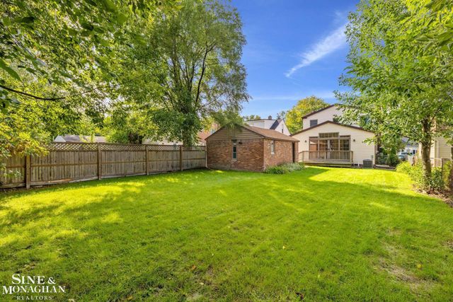 1242 Roslyn Road, Grosse Pointe Woods, MI 48236