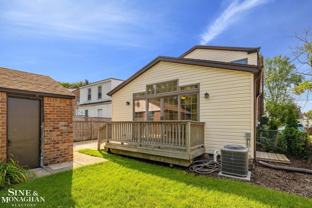 1242 Roslyn Road, Grosse Pointe Woods, MI 48236