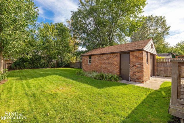 1242 Roslyn Road, Grosse Pointe Woods, MI 48236