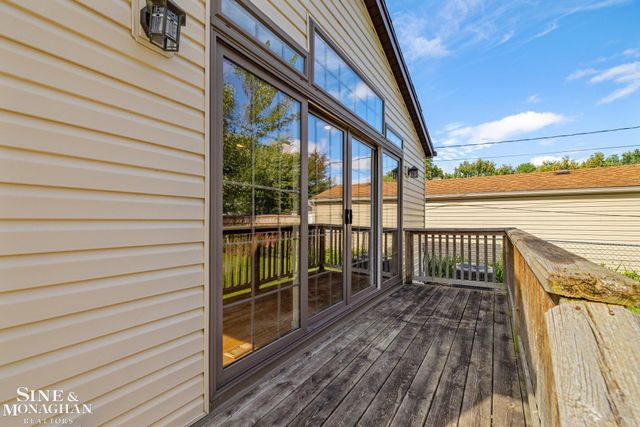 1242 Roslyn Road, Grosse Pointe Woods, MI 48236