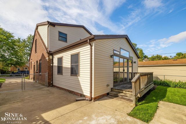 1242 Roslyn Road, Grosse Pointe Woods, MI 48236