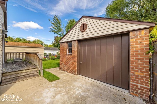 1242 Roslyn Road, Grosse Pointe Woods, MI 48236