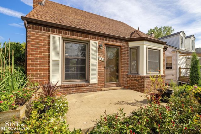 1242 Roslyn Road, Grosse Pointe Woods, MI 48236
