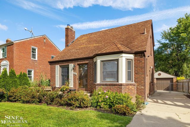 1242 Roslyn Road, Grosse Pointe Woods, MI 48236