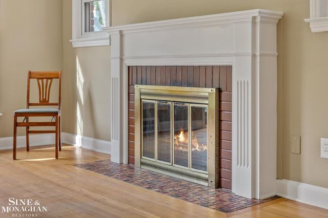 1242 Roslyn Road, Grosse Pointe Woods, MI 48236