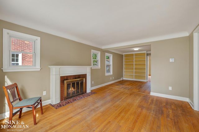 1242 Roslyn Road, Grosse Pointe Woods, MI 48236