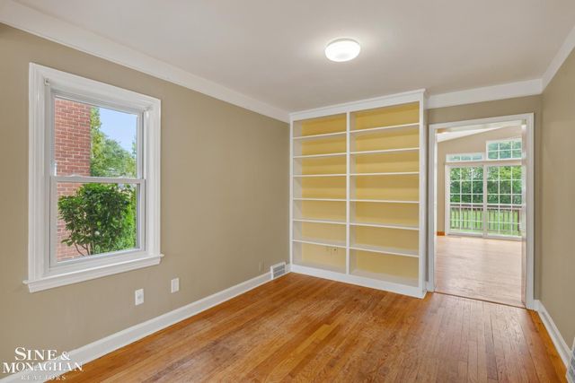1242 Roslyn Road, Grosse Pointe Woods, MI 48236