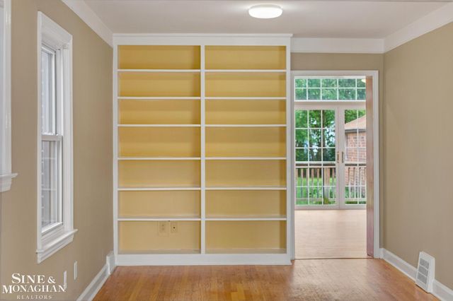 1242 Roslyn Road, Grosse Pointe Woods, MI 48236