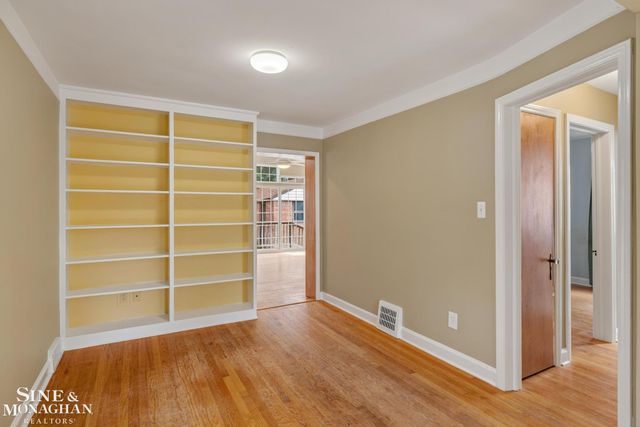 1242 Roslyn Road, Grosse Pointe Woods, MI 48236