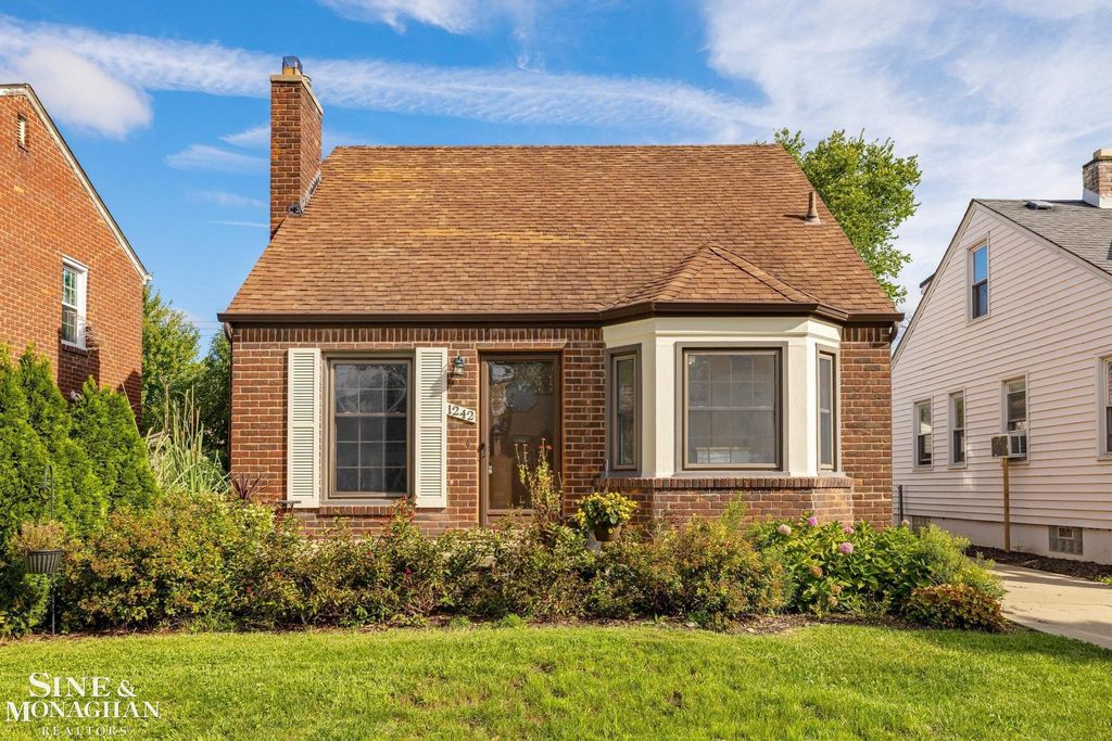 1242 Roslyn Road, Grosse Pointe Woods, MI 48236