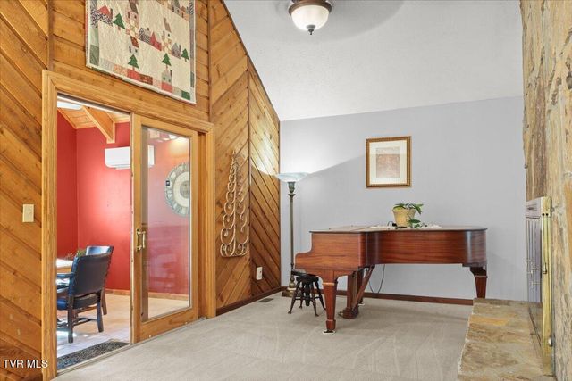 1305 Knob Creek Road, Johnson City, TN 37604