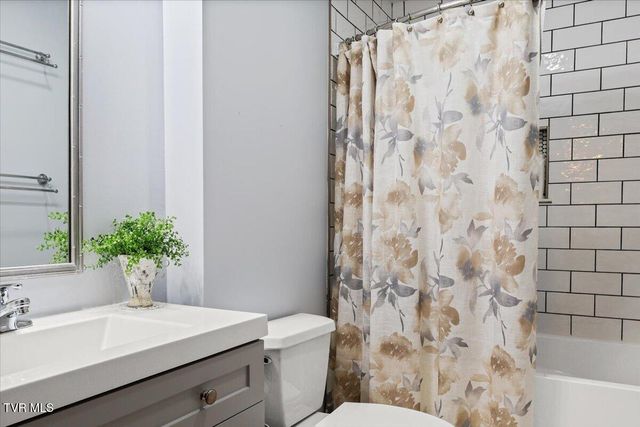 1305 Knob Creek Road, Johnson City, TN 37604