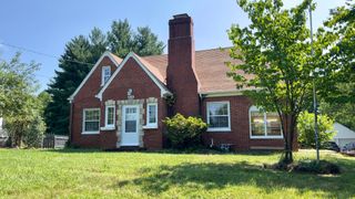 826 Red LN, Salem, VA 24153