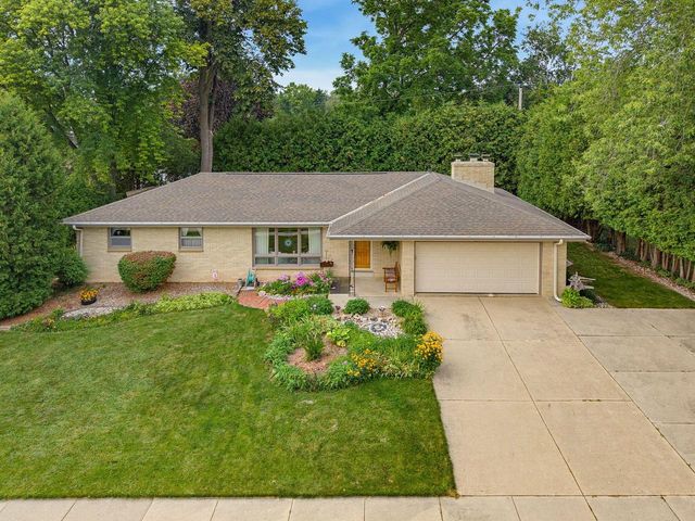 1606 N Pine STREET, Grafton, WI 53024