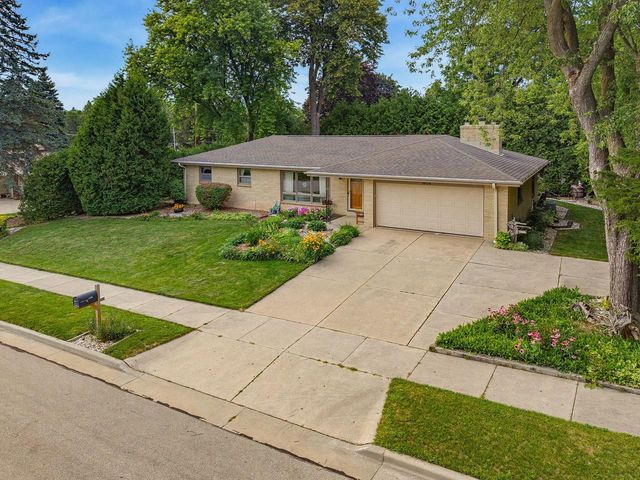 1606 N Pine STREET, Grafton, WI 53024