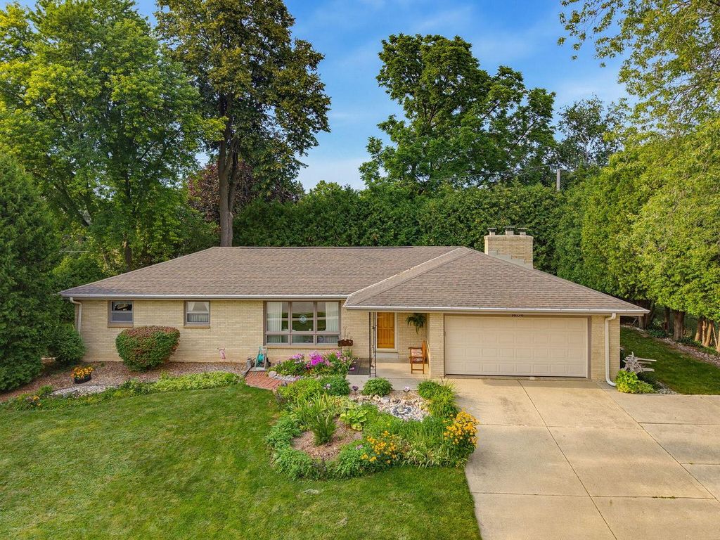 1606 N Pine STREET, Grafton, WI 53024