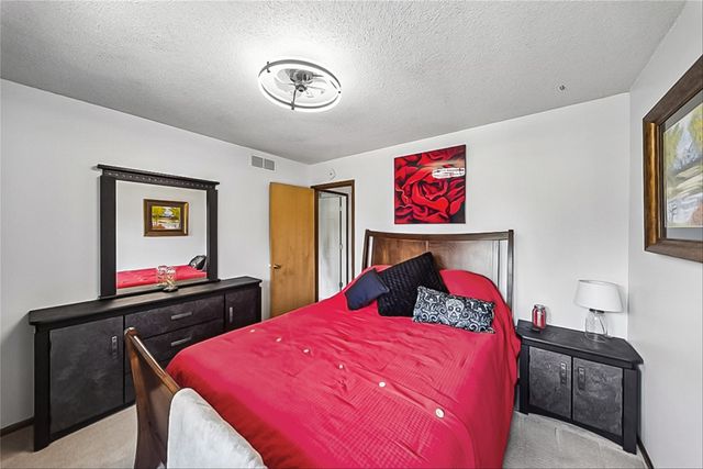 3620 E 40th Street, Des Moines, IA 50317