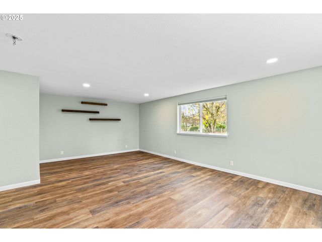 27862 GREEN OAKS Dr, Eugene, OR 97402