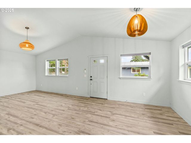 27862 GREEN OAKS Dr, Eugene, OR 97402