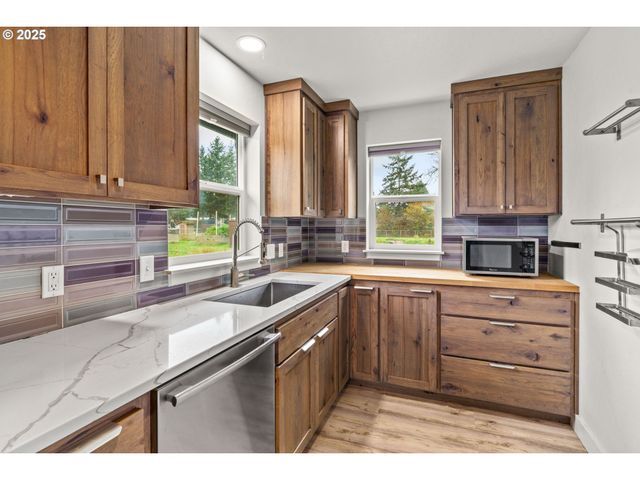 27862 GREEN OAKS Dr, Eugene, OR 97402