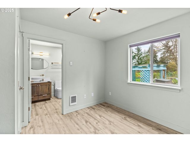 27862 GREEN OAKS Dr, Eugene, OR 97402