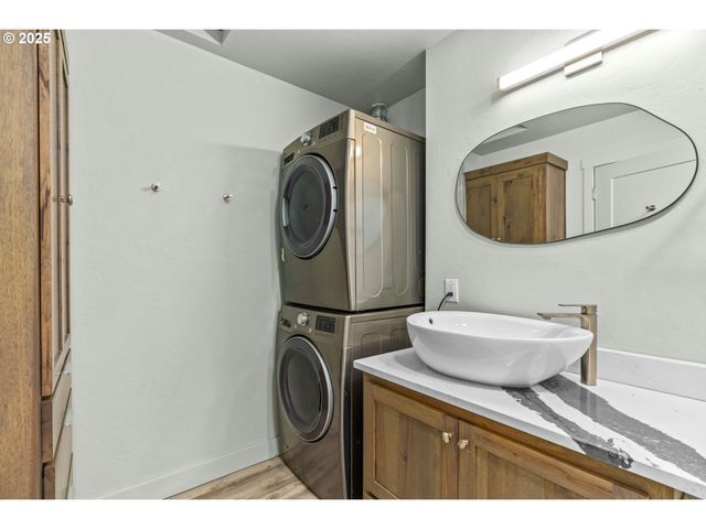 27862 GREEN OAKS Dr, Eugene, OR 97402