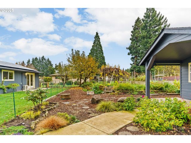 27862 GREEN OAKS Dr, Eugene, OR 97402