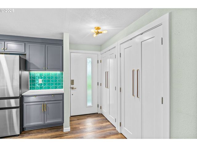 27862 GREEN OAKS Dr, Eugene, OR 97402