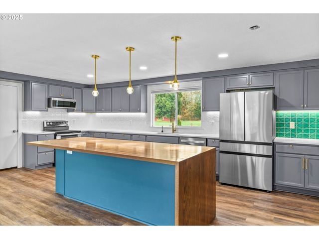 27862 GREEN OAKS Dr, Eugene, OR 97402