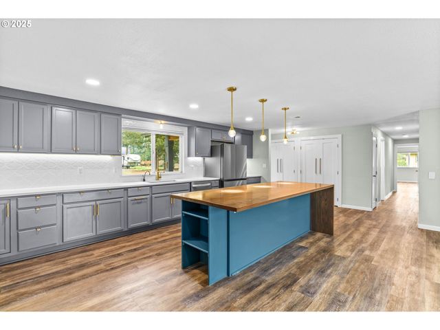 27862 GREEN OAKS Dr, Eugene, OR 97402