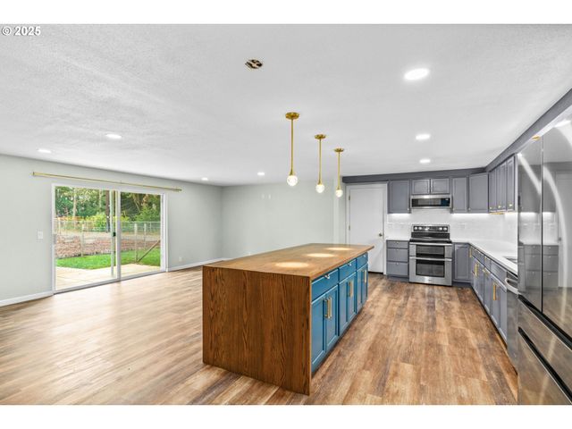 27862 GREEN OAKS Dr, Eugene, OR 97402