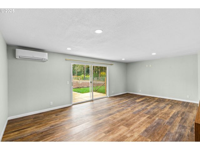 27862 GREEN OAKS Dr, Eugene, OR 97402