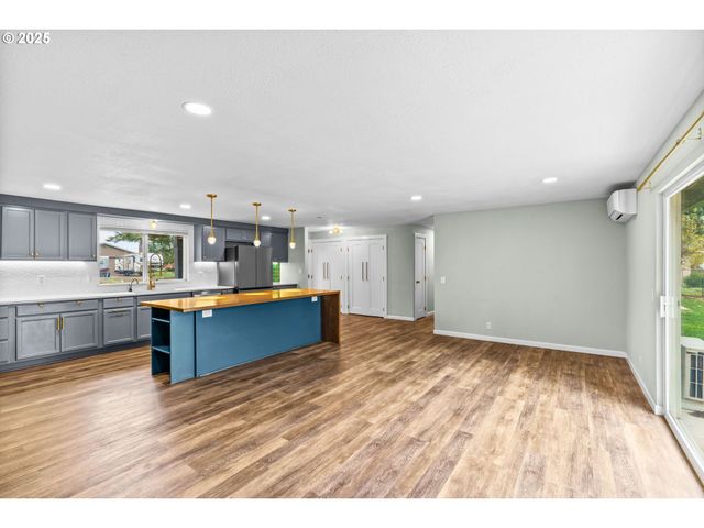 27862 GREEN OAKS Dr, Eugene, OR 97402