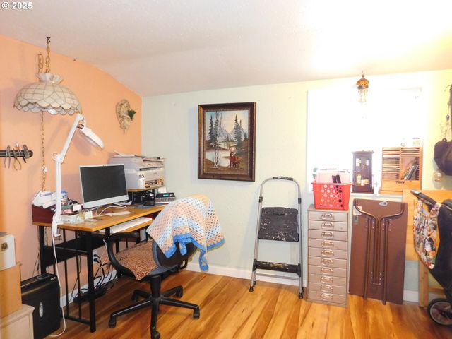 416 S 10TH St, Cottage Grove, OR 97424