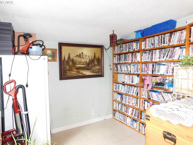 416 S 10TH St, Cottage Grove, OR 97424