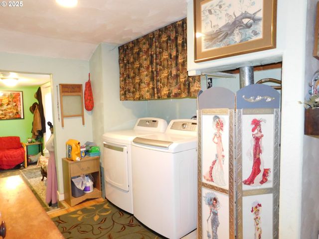 416 S 10TH St, Cottage Grove, OR 97424