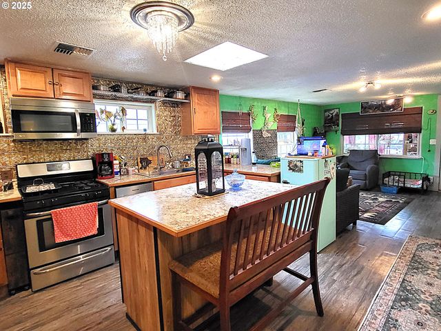 416 S 10TH St, Cottage Grove, OR 97424