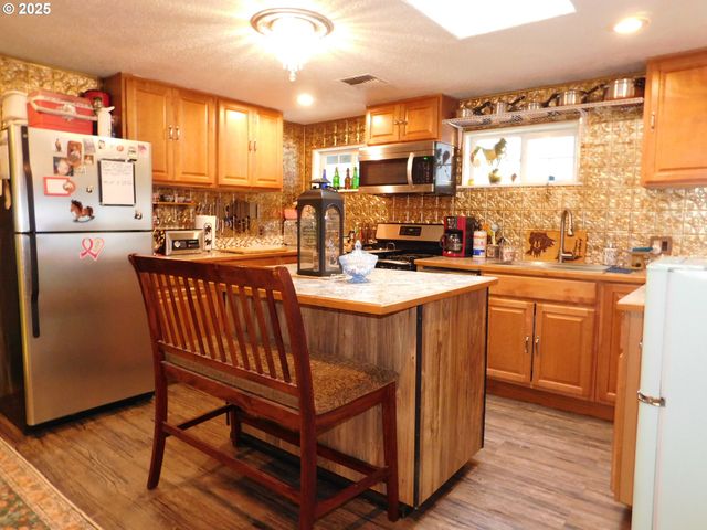 416 S 10TH St, Cottage Grove, OR 97424