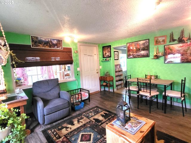 416 S 10TH St, Cottage Grove, OR 97424