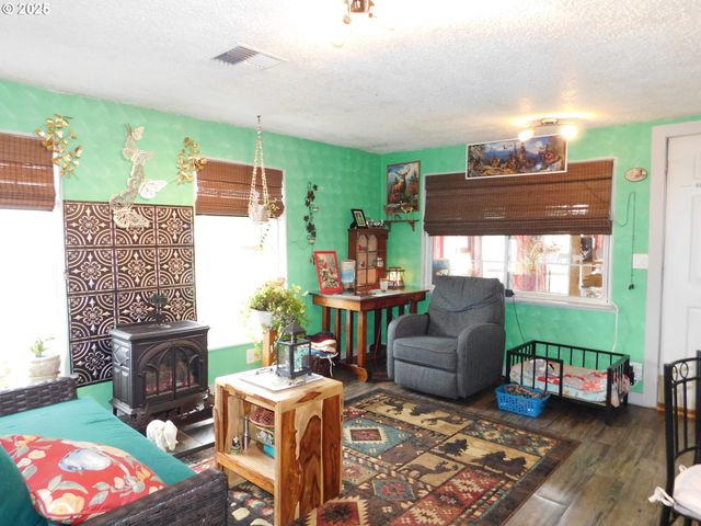 416 S 10TH St, Cottage Grove, OR 97424