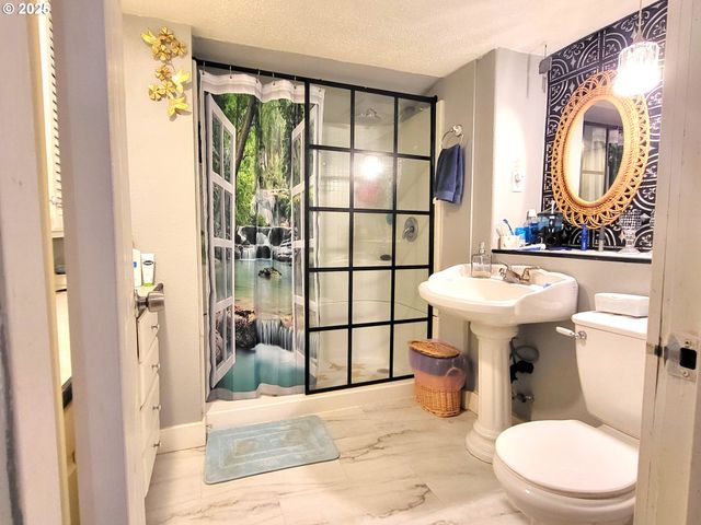 416 S 10TH St, Cottage Grove, OR 97424